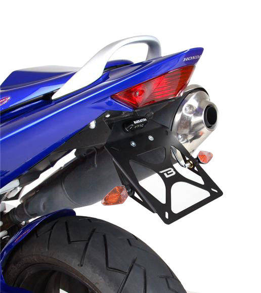 SUPPORT DE PLAQUE AVEC PASSAGE DE ROUE HONDA HORNET 600 03-06